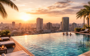 Pemandangan eksklusif infinity pool di salah satu hotel mewah Medan dengan latar belakang gedung pencakar langit saat matahari terbenam.