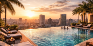 Pemandangan eksklusif infinity pool di salah satu hotel mewah Medan dengan latar belakang gedung pencakar langit saat matahari terbenam.