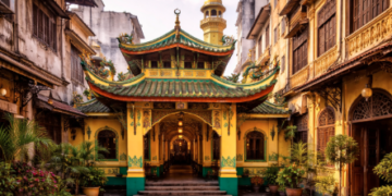 Detail atap dan ukiran Masjid Lama Gang Bengkok yang merupakan masjid bersejarah di Medan dengan perpaduan budaya yang kental.