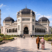 Kemegahan kubah hitam dan arsitektur Maroko yang ikonik dari Masjid Raya Medan.