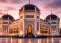 Pemandangan luar Masjid Raya Al-Mashun yang merupakan salah satu masjid terindah di Medan.