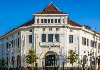 Kemegahan visual dari Sejarah Gedung Lonsum Medan yang tetap terjaga keasliannya hingga saat ini.