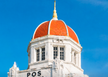 Detail fasad dan kubah yang menjadi ciri khas utama dalam Arsitektur Kantor Pos Medan yang sangat ikonik.