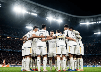 Pemain Real Madrid melakukan koordinasi tim sebelum memulai misi comeback melawan Bayern Munchen di Allianz Arena.