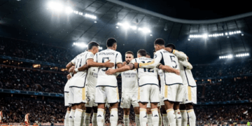 Pemain Real Madrid melakukan koordinasi tim sebelum memulai misi comeback melawan Bayern Munchen di Allianz Arena.