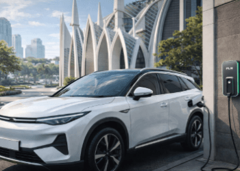 Penampilan unit Mobil Listrik Medan tipe SUV yang sangat elegan sedang melakukan pengisian daya di area parkir hunian modern.