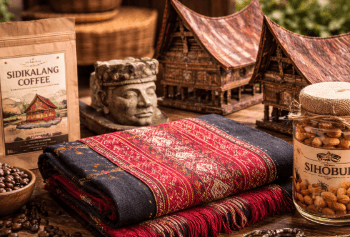 Berbagai pilihan oleh-oleh khas Danau Toba mulai dari kain Ulos hingga kopi Sidikalang yang autentik.