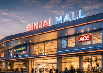 Suasana modern di depan pintu masuk Binjai Supermall yang menjadi pusat keramaian warga dan wisatawan.