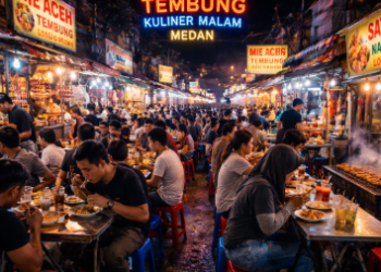 Deretan warung tenda yang menyajikan Kuliner Malam Tembung dengan suasana ramai.