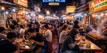 Deretan warung tenda yang menyajikan Kuliner Malam Tembung dengan suasana ramai.