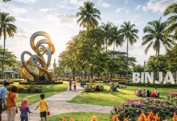 Pemandangan salah satu taman kota yang menjadi ikon wisata Binjai yang asri dan populer.