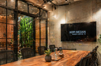 Fasilitas Ruang Meeting di Kafe Medan yang menyediakan privasi maksimal untuk pertemuan bisnis penting.