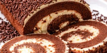 Potongan Bolu Meranti Medan varian keju cokelat yang memiliki tekstur sangat lembut dan menggoda.