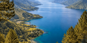 Keindahan Destinasi Alam Sumatera Utara yang mempesona dengan latar belakang Danau Toba dan perbukitan hijau.