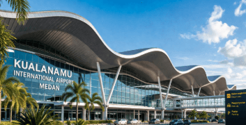 Pemandangan udara Bandara Medan Kualanamu yang menunjukkan kemegahan terminal dan area parkir yang luas.