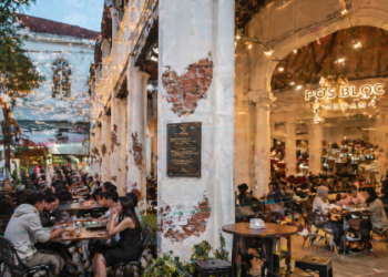 Suasana sore yang meriah di area Wisata Sejarah Pos Bloc Medan yang menjadi pusat kreativitas warga.