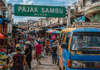 Suasana hiruk-pikuk aktivitas perdagangan harian di Pajak Sambu Medan.