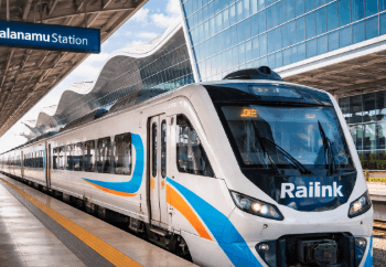 Kereta api bandara Railink di stasiun keberangkatan menuju Bandara Kualanamu