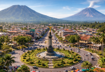 Pemandangan indah kota Wisata Berastagi dengan latar belakang Gunung Sibayak dan Sinabung.