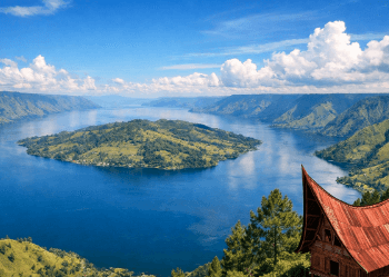 Pemandangan udara wisata Danau Toba yang memperlihatkan kemegahan kaldera dan Pulau Samosir dari ketinggian bukit.