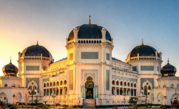Kemegahan Masjid Raya Medan dengan kubah hitam yang ikonik di tengah kota.