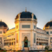 Kemegahan Masjid Raya Medan dengan kubah hitam yang ikonik di tengah kota.