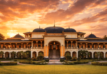 Ikon Wisata Sejarah Medan, Istana Maimun yang megah dengan dominasi warna kuning khas Kesultanan Deli.
