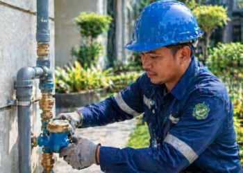 Pemasangan alat pengukur penggunaan air sebagai syarat kepatuhan Pajak Air Tanah Medan bagi sektor komersial.