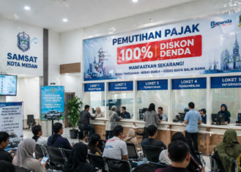 Suasana pelayanan di kantor Samsat saat pelaksanaan program Pemutihan Pajak Kendaraan Sumut bagi masyarakat.