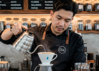 Aktivitas penyeduhan manual di sebuah Kedai Kopi Spesialti di Medan Terbaru yang mengedepankan kualitas rasa biji kopi.