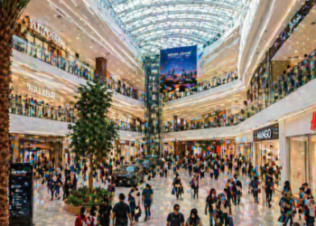 Interior pusat perbelanjaan modern yang menjadi destinasi utama Hiburan di Medan Johor.