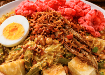 Satu porsi Lontong Medan Komplit dengan siraman kuah tauco dan berbagai macam topping pelengkap.