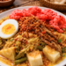Satu porsi Lontong Medan Komplit dengan siraman kuah tauco dan berbagai macam topping pelengkap.