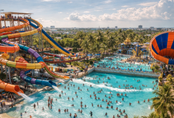 Keseruan pengunjung saat menikmati fasilitas wahana air di salah satu waterpark terbesar di Kota Medan