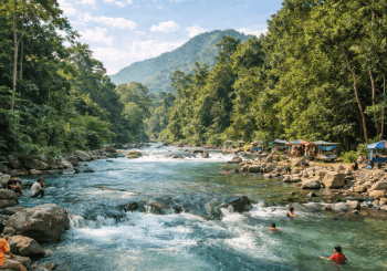 Pemandangan sungai yang jernih dan asri di objek wisata pemandian alam Namu Sira-Sira Binjai.