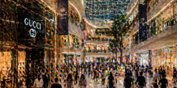 Suasana interior salah satu pusat perbelanjaan modern yang menjadi ikon gaya hidup mewah di Sumatera Utara.