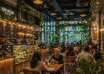 Suasana salah satu kafe estetik yang menjadi pusat Kuliner Kota Ujung Gaperta.