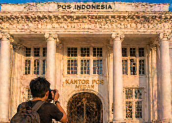 Seorang pengunjung sedang mengeksplorasi salah satu Spot Foto Kantor Pos yang memiliki nilai artistik tinggi.