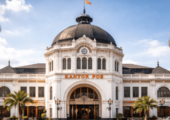 Arsitektur klasik Wisata Kantor Pos Medan yang menjadi ikon titik nol kilometer Kota Medan.