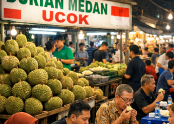 Tumpukan buah segar di gerai Durian Ucok Medan yang selalu ramai dikunjungi wisatawan.