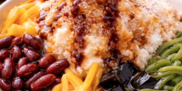 Tampilan menggoda Es Campur Medan Terenak dengan tumpukan kacang merah dan siraman gula merah kental.