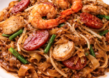 Satu porsi Kwetiau Medan Terenak dengan isian seafood melimpah dan aroma asap yang menggugah selera.