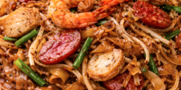 Satu porsi Kwetiau Medan Terenak dengan isian seafood melimpah dan aroma asap yang menggugah selera.