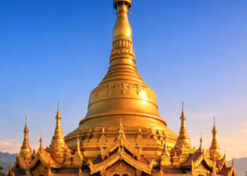 Kemegahan Pagoda Emas di Taman Alam Lumbini Berastagi yang dikelilingi taman bunga asri.