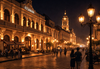 Pemandangan malam hari di Kawasan Kesawan Medan yang menampilkan jajaran gedung bersejarah.