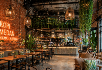 Interior salah satu Kafe Instagramable di Medan Terbaru yang menawarkan sudut pandang fotografi yang sangat menarik.