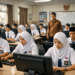 Siswa SMP sedang mengikuti Pelaksanaan TKA SMP dengan pengawasan ketat dari pihak sekolah.