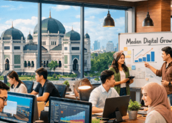 Suasana kerja yang dinamis di sebuah kantor agensi kreatif yang menawarkan berbagai Peluang Kerja IT di Medan bagi para profesional muda.