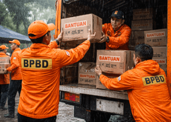 Petugas BPBD Sulawesi Tengah sedang memuat paket bantuan logistik ke dalam truk untuk dikirimkan ke lokasi banjir di Kabupaten Donggala.