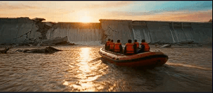 Tim Basarnas dan relawan melakukan penyisiran di aliran sungai untuk mencari korban yang dilaporkan hilang saat banjir Demak.